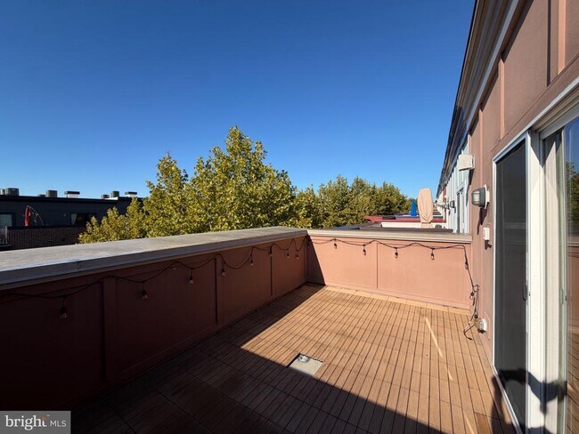 Building Photo - 4560 Longfellow St