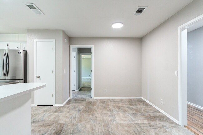 Building Photo - Renovated Three-Bedroom home in Central Lu...