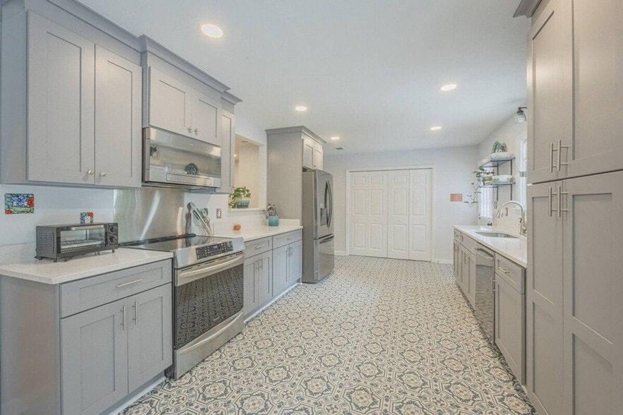 Building Photo - 635 Rivermont Rd