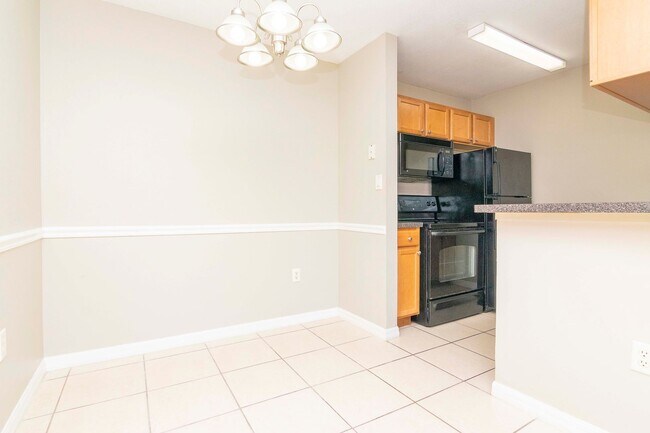 Building Photo - 302 Lake Parsons Green