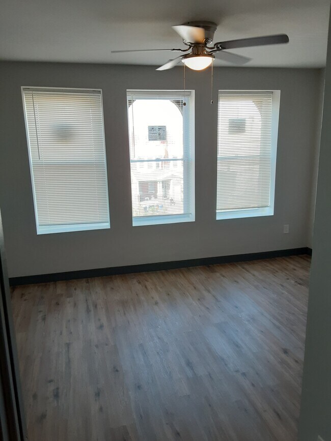 Building Photo - 1212 W Erie Ave