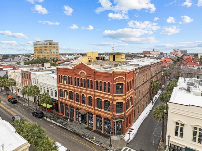 Building Photo - Available 9/1. Awesome 1 BR/1.5 BA Apartme...