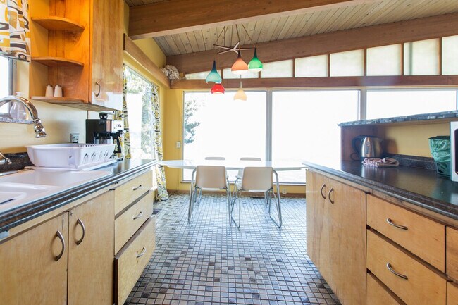 Building Photo - 4905 SW Othello St