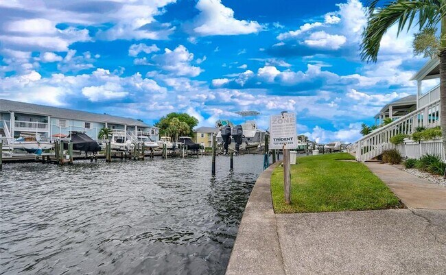 Building Photo - 5245 Coquina Key Dr SE