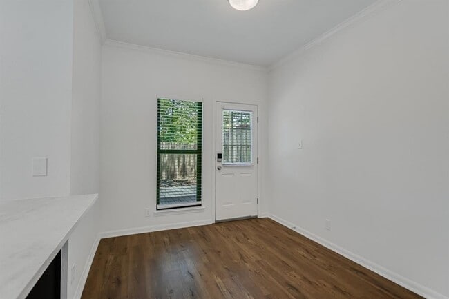 Building Photo - 1307 Kinney Ave