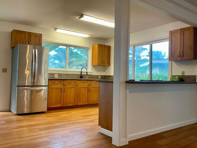 Building Photo - Beautiful, Bright & Airy Beach House--3Bed...