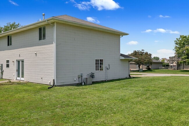 Building Photo - 501- 503 Lakeshore