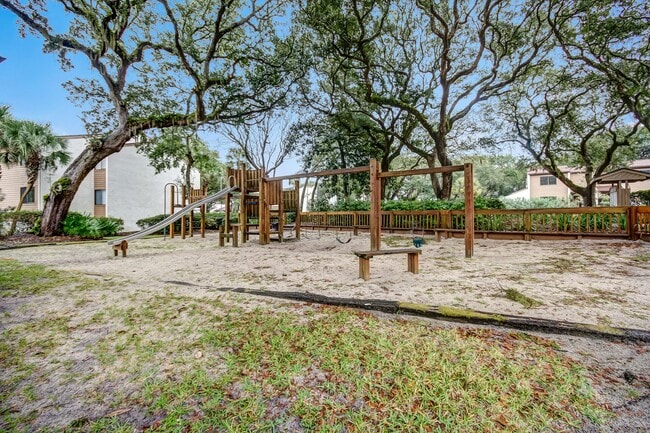 Building Photo - 2743 Forest Ridge Dr