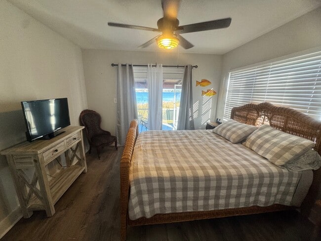 Building Photo - 734 Memorial Dr