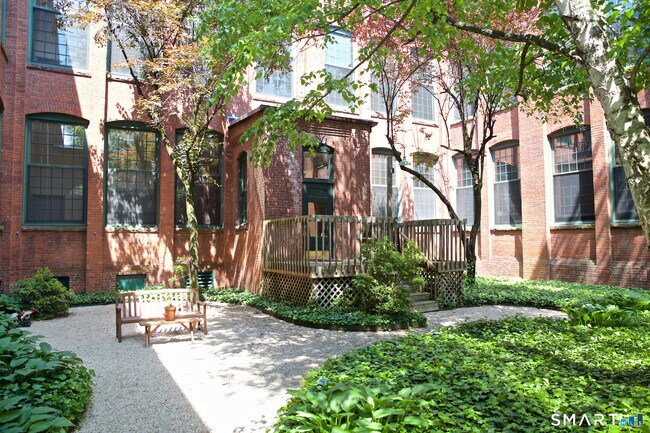 Building Photo - 25 Grand St
