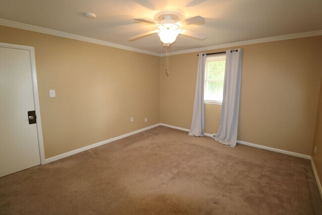 Building Photo - 2815 Ashwood Dr