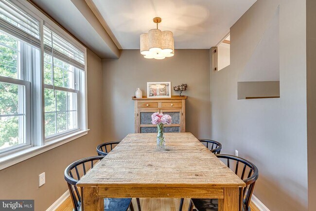 Building Photo - 912 Green St