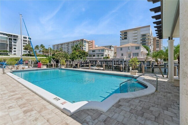 Building Photo - 1160 Hillsboro Mile Unit 901