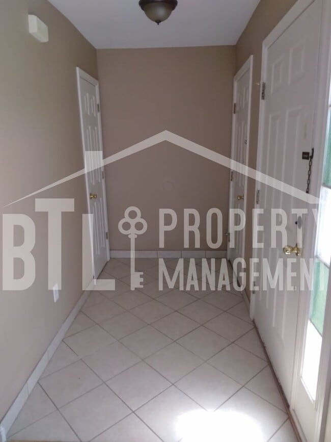 Building Photo - 3 Bedroom 2 Car Garage Duplex in Branson