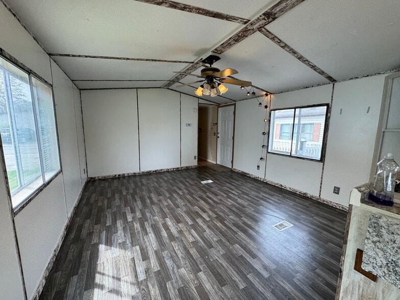 Building Photo - 48592 Leafdale Ct