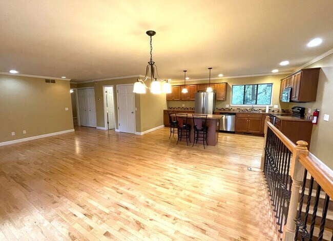 Building Photo - Spacious 2 Bedroom 2 Bathroom Condo in Kal...