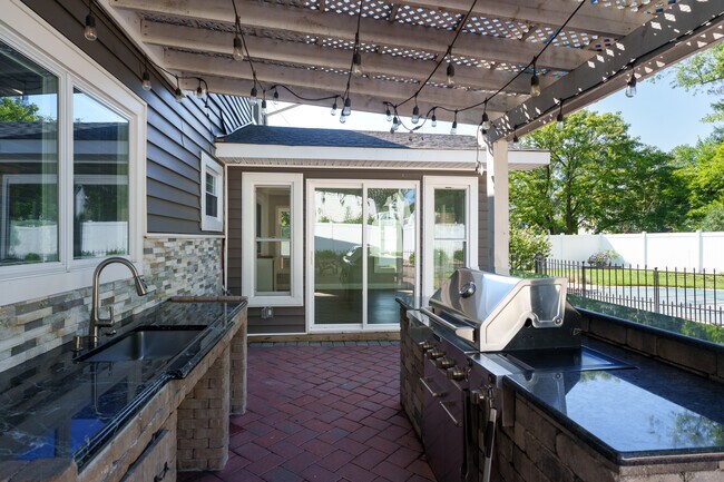 Building Photo - 65 Hastings Rd