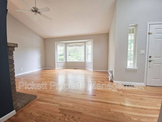 Building Photo - 18845 NE Meadow Run Dr