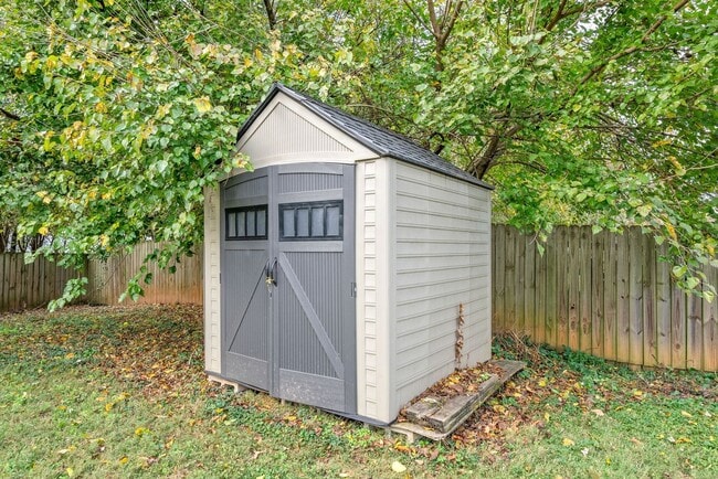 Building Photo - Move-In Ready - Pet Friendly!