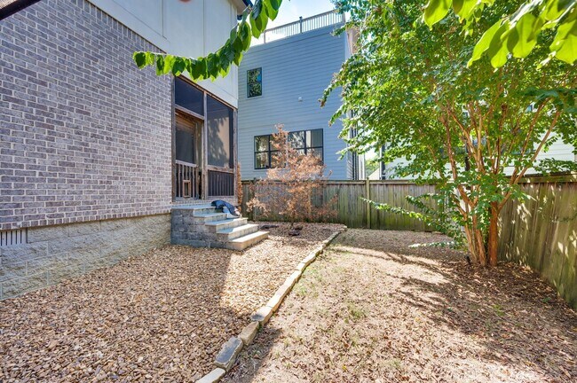 Building Photo - Stunning 4BE/3.5BA home in the heart of Green Hills!