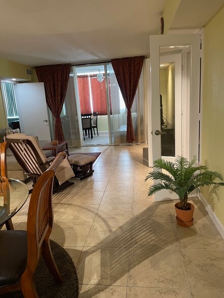 Living/Dinning Area - 5005 Collins Ave