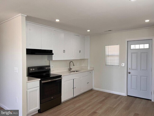 Building Photo - 1325 Fuselage Ave