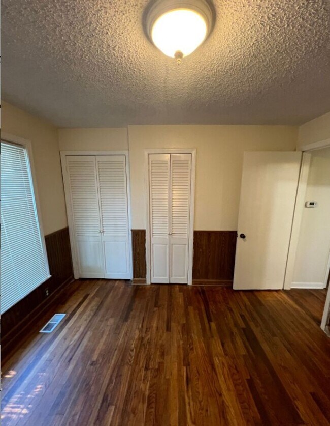 Building Photo - Coming Soon! Spacious 3-Bed, 2-Bath Home i...