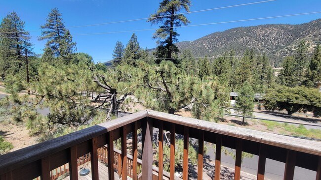 Building Photo - Spacious 6 Bedroom 5 Bathroom Within Walki...