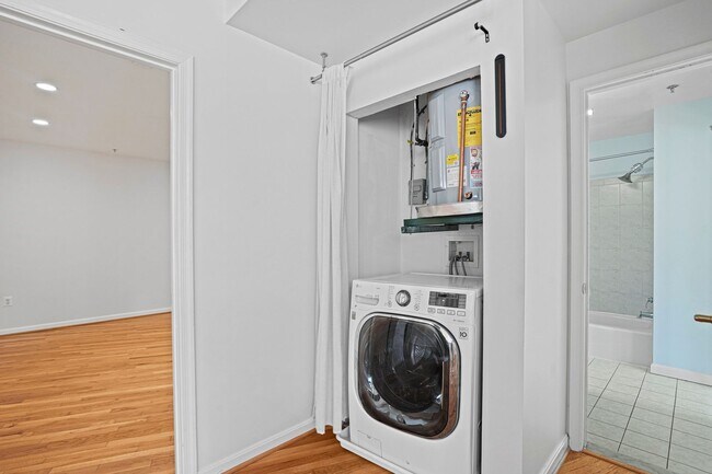 Building Photo - 2 Bedroom Beauty in Bloomingdale! Pets Wel...