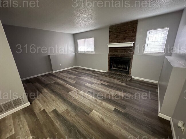 Building Photo - $895 - 2 bed 1.5 bath beautiful bi-level apartment