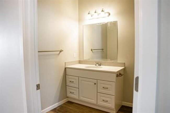 Building Photo - 875 village loop