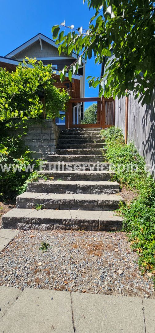 Building Photo - Newer Incredible home with all the amenities!