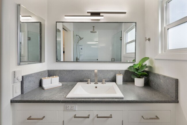 Building Photo - Immaculate and Updated Throughout- Quiet d...