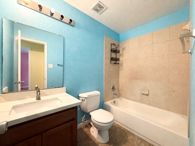 Building Photo - 910 Staffordale Manor Ln