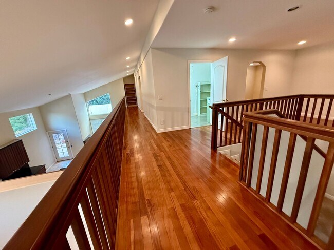 Building Photo - 9 Rooms  6 Bedroom 4 baths Granite Kitchen Executive Home For $5990