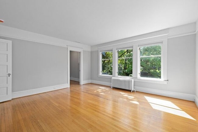 Building Photo - Stunning 1909 Craftsman w/ AC in Coveted C...