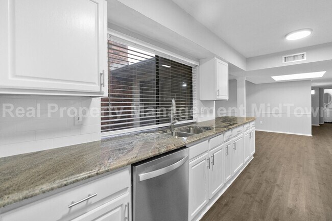 Building Photo - 2801 Meadowview Dr