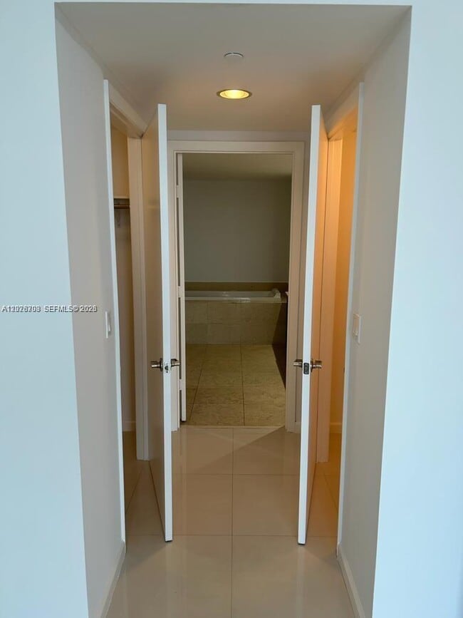 Building Photo - 495 Brickell Ave