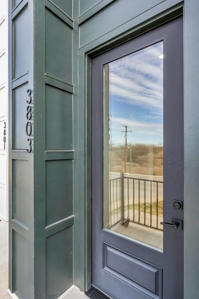 Building Photo - Modern Living in West Nashville