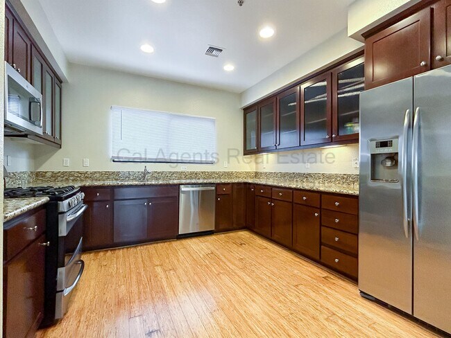 Building Photo - 203 Palisade Dr