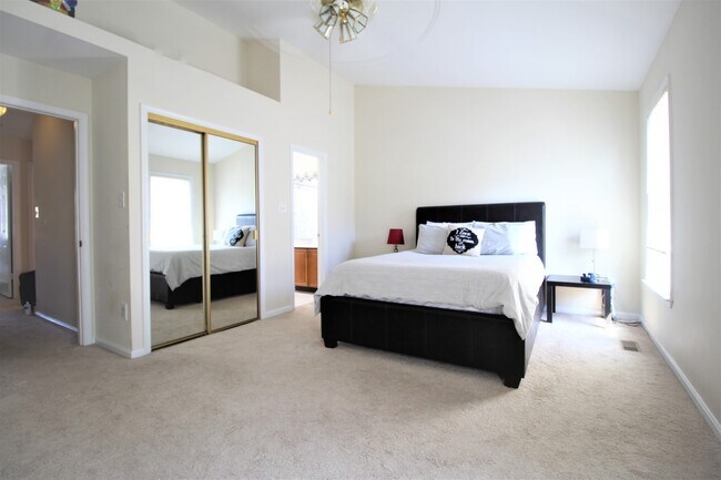 Building Photo - Fabulous Three Bedroom Three Level Townhome in the Heart of Kingstowne!