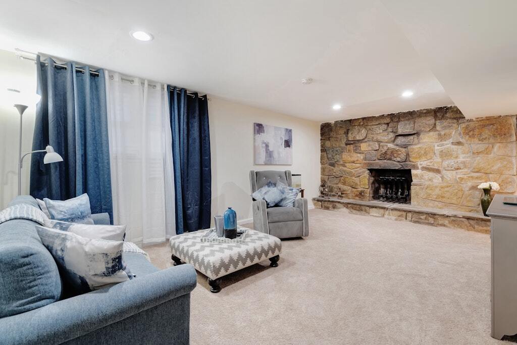 Family Room - 900 E Tantallon Dr