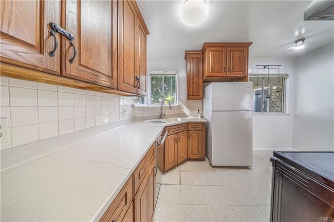 Building Photo - 3388 Rosewood Ave