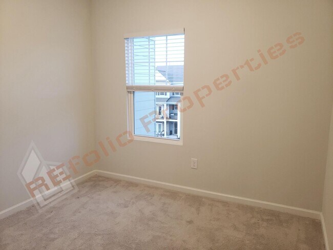 Building Photo - Luxury 3 Story 4 BD/3.5 Bath Townhome @ Sm...
