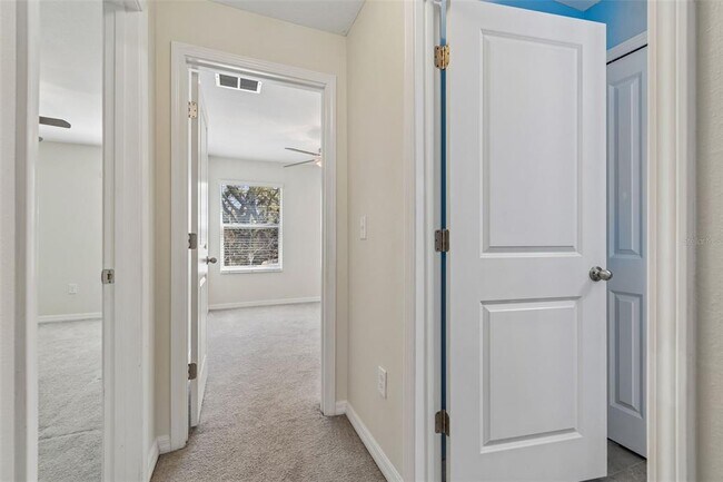 Building Photo - 10687 Lake Montauk Dr