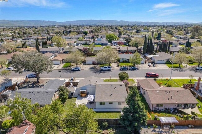 Building Photo - Live in a Modern Luxury 3BR/2BA Home with ...
