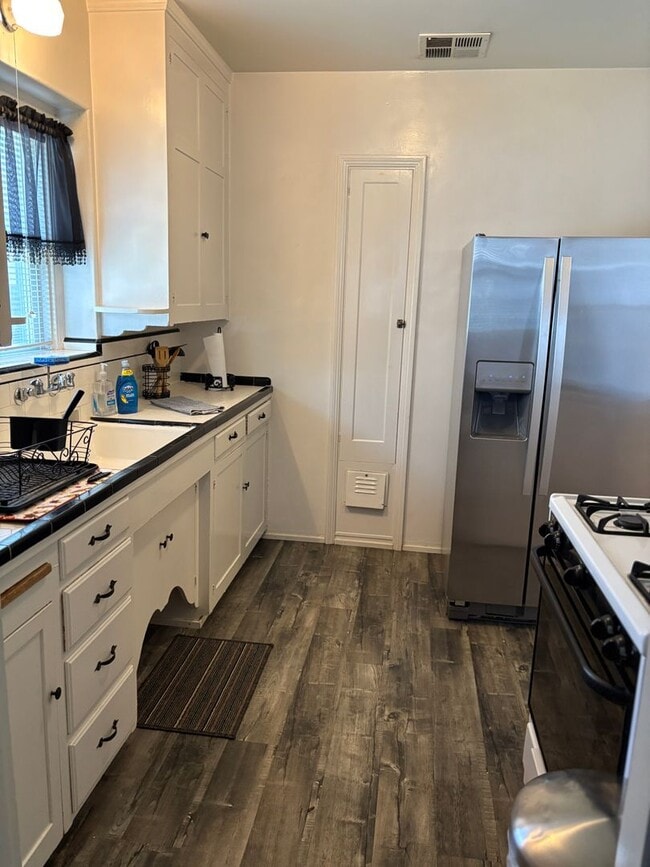 Building Photo - Charming 2 bedroom near downtown Modesto- Furnished option available