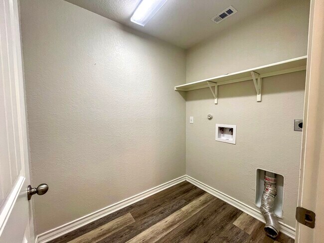 Building Photo - 402 Fly Catcher