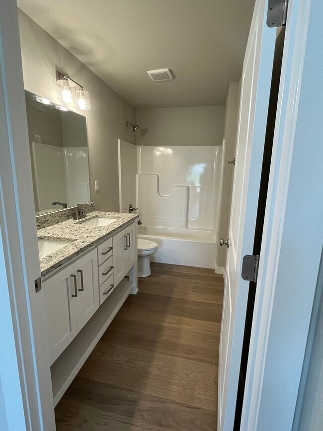 Building Photo - Brand New Duplex!