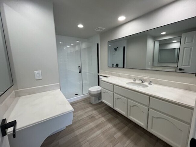 Building Photo - Luxurious Townhouse Located in the exclusi...